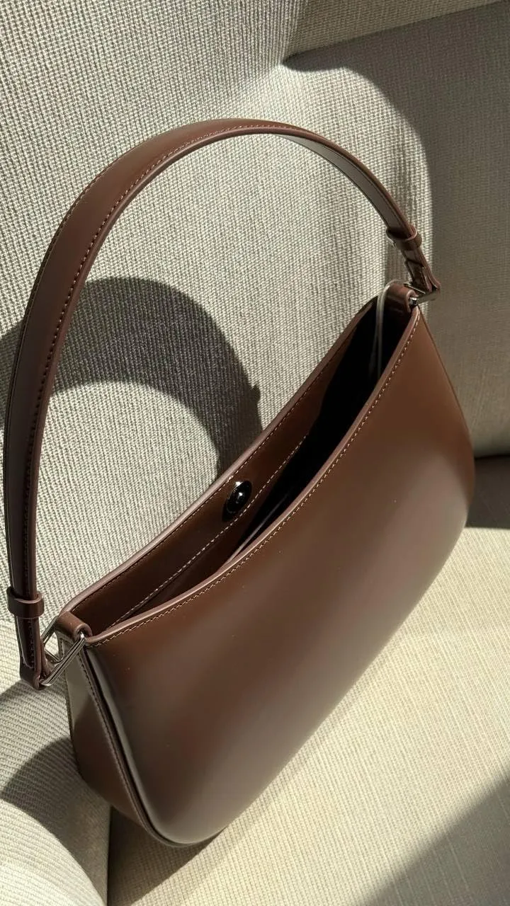 The Elegance CThe Elegance Curve — Refined Leather Bag for Timeless Styleurve — Refined Leather Bag for Timeless Style