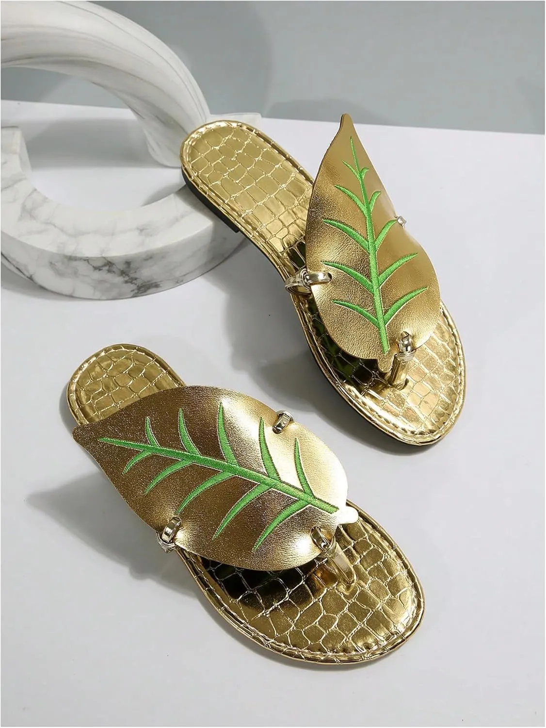 Women's Boho Leaf Appliques Thong Sandals Open Toe Outdoor Flip Flops Casual Slippers